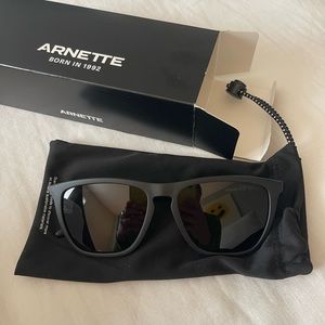 *BRAND NEW* Annette black sunglasses